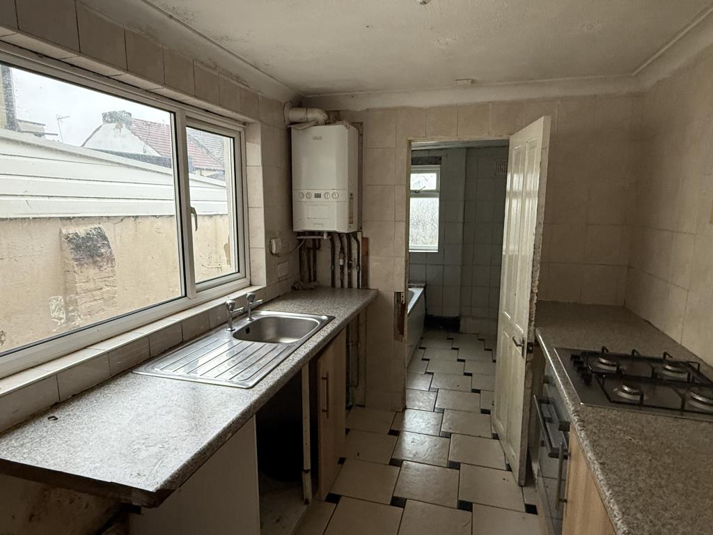 Lot: 5 - HOUSE FOR REFURBISHMENT - Kitchen in House in Need of Refurbishment
